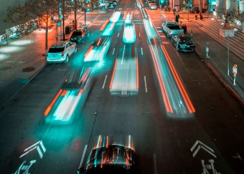 Rua movimentada com luzes de carros